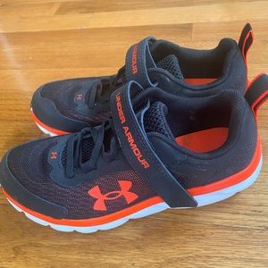 Boys underarmour tennis shoes size 2 Y